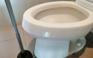 トイレつまりの直し方は？症状・原因別対処法と業者依頼時の料金