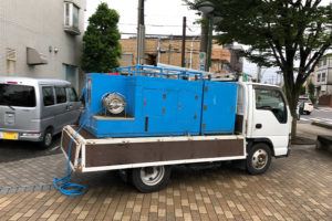 トイレのつまりを解消するため高圧洗浄機で作業