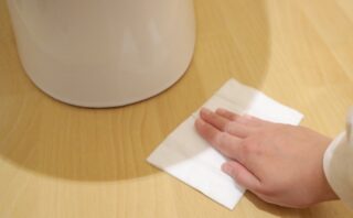 トイレの床からじわじわ水漏れする原因は?応急処置や予防方法も解説