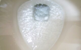 トイレの水が少しずつ流れていくのはトイレつまりのサイン!原因と解決策