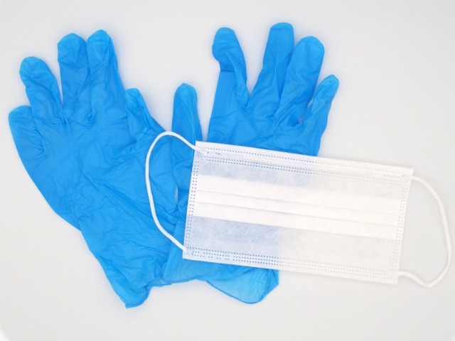 手を突っ込んでトイレつまりを治す方法