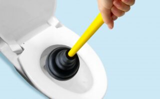 トイレつまりは、ホームセンターにある道具で治せる?業者に依頼するケースは?