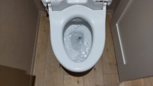 トイレつまりで水位が上がるときの解消法は？水道修理業者に依頼した場合の費用の目安も
