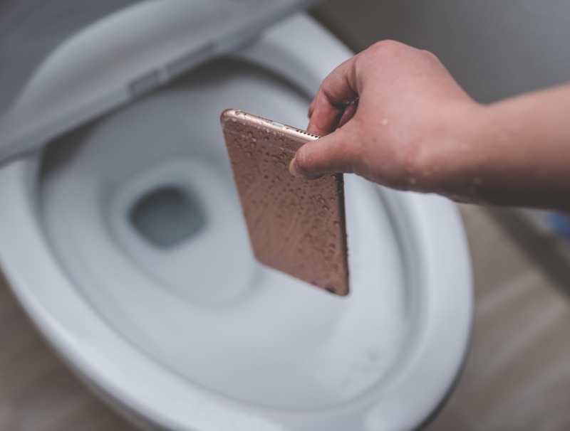 スマホをトイレに落とした場合の対処法と注意点