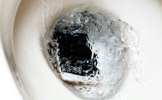 トイレにスマホを落とした際の対処法&注意点!困ったときは業者へ相談しよう