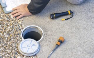 トイレの排水管つまりの原因は?修理方法や業者に依頼した際の修理費用目安も