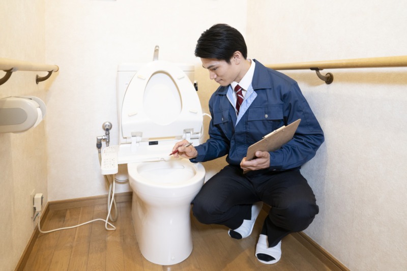 ビニール袋を使っても解消できない場合は修理業者に依頼しよう!