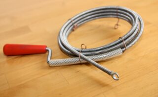 ワイヤーブラシでトイレつまりを解決?種類や使い方とおすすめできない理由