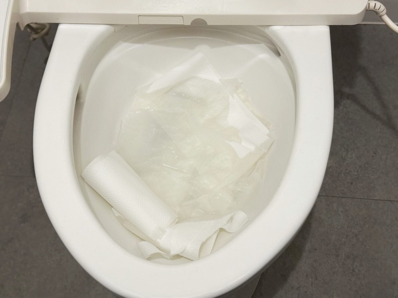トイレットペーパーを便器に敷いて使用する