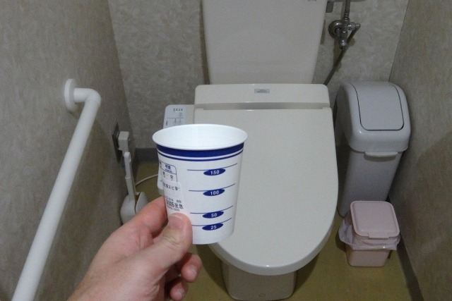 トイレに検尿カップを落としたらどうなる？