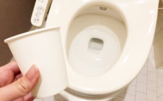 検尿カップをトイレに落とした!?NG行為と正しい対処法を解説