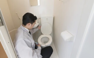 賃貸アパートでトイレの水漏れ!応急処置と修理費用を誰が払うかを解説
