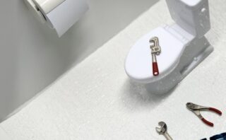 トイレタンクの水漏れはパッキンが原因?場所別の交換方法を解説