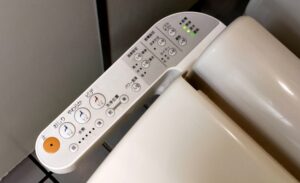 トイレのウォシュレットから水漏れ！場所別の原因やリスクを解説