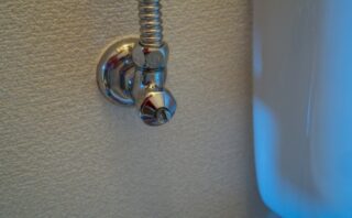 トイレ止水栓からの水漏れはパッキンが原因?交換手順やサイズ・種類も解説