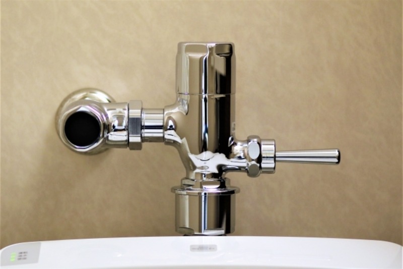 和式トイレの棒型ハンドルレバーは手で操作する