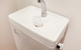 トイレタンクから水があふれる原因は?今すぐできる応急処置や放置リスクも解説