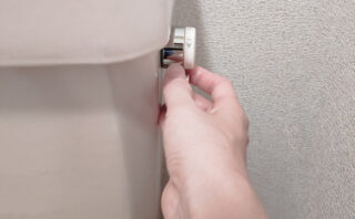 トイレのハンドルレバーから水漏れ!原因と簡単にできる対処法・予防法を解説