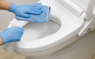 トイレからポタポタと水漏れ!原因や応急処置の方法を詳しく解説