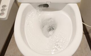 リクシルのトイレから水が止まらない!原因や対処方法を詳しく解説