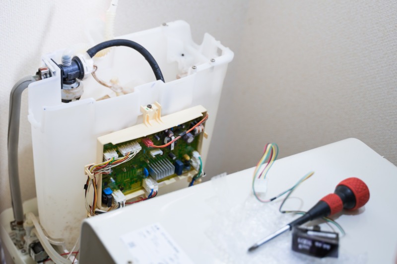 トイレタンク下から水漏れしたら修理依頼を