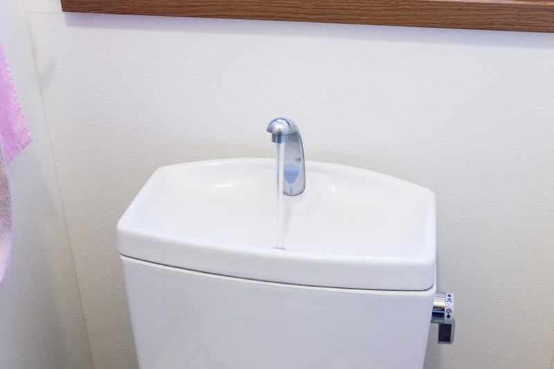 リクシルのトイレからの水漏れを自身で修理する方法