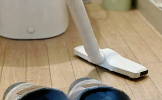 トイレの床には掃除機を使ってもいい?正しい掃除方法を解説