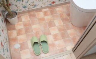 トイレの床に水漏れ!原因や応急処置方法を解説