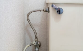トイレのパイプから水漏れ!応急処置や対処方法を解説