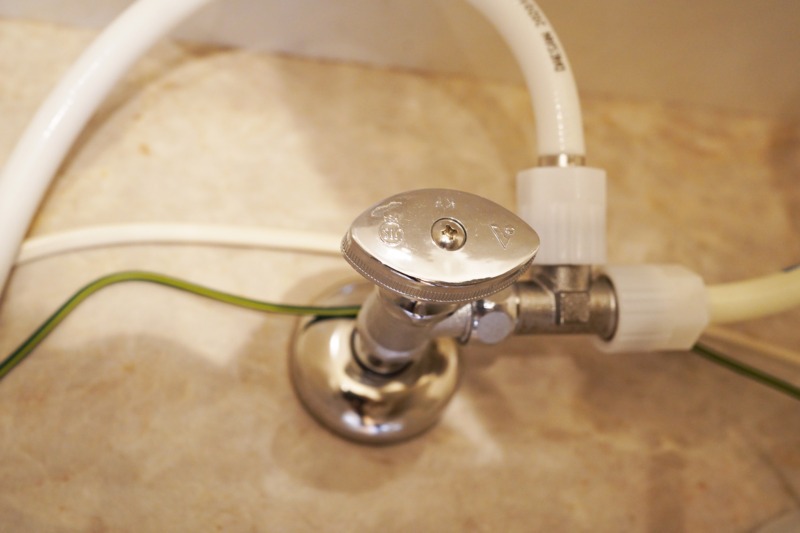 リクシルのトイレから水が止まらない場合の応急処置方法