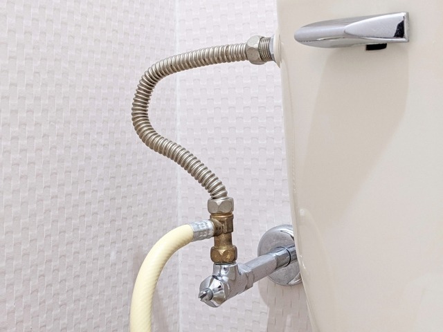 手洗い管から水が止まらないときの応急処置は止水栓を閉める