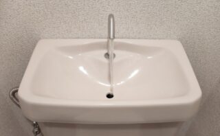 トイレの手洗い管から水が止まらないときの応急処置!対処法も解説