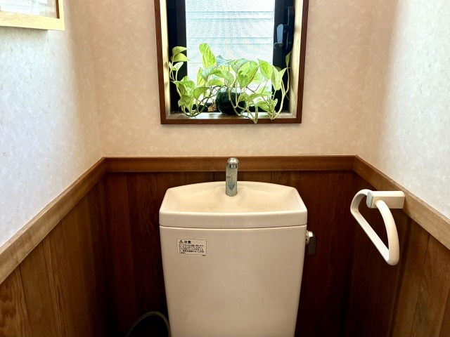 トイレタンクから音がする原因と対処法|タンク内の水漏れ確認方法も
