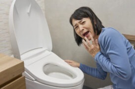 トイレにビニール袋を流したときの対処法！つまっているときの症状とNG行動