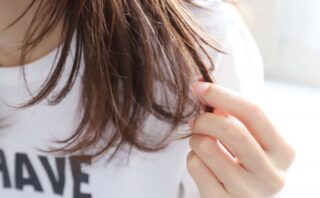 トイレに髪の毛を流すのはNG?避けるべき理由・つまったときの症状と対処法