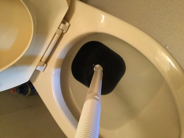 トイレに髪の毛を流してつまった場合の対処法