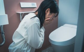 トイレで嘔吐してしまったときの対処法｜つまりの確認方法と直し方