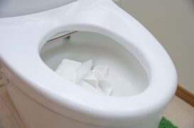 トイレつまりで水が少しずつ流れる原因と対処法｜放置しても直るケースは？