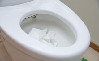 トイレつまりで水が少しずつ流れる原因と対処法｜放置しても直るケースは？
